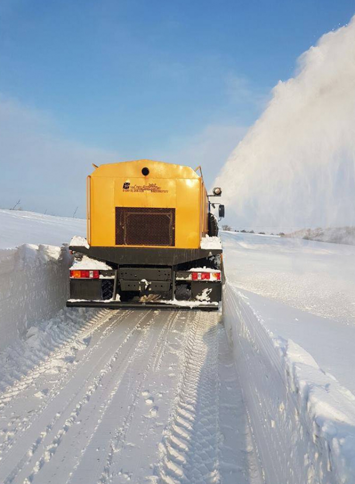 ZĂPADĂ de aproape TREI METRI în Moldova. Cât de greu se deszăpezesc drumurile (FOTO)