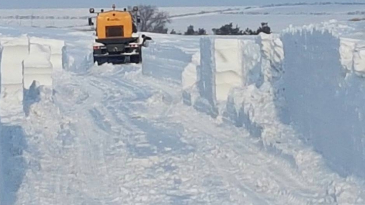 ZĂPADĂ de aproape TREI METRI în Moldova. Cât de greu se deszăpezesc drumurile (FOTO)