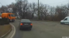 La un pas de accident! O maşină de măturat strada circulă pe contrasens, perturbând traficul (VIDEO)