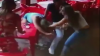 Criză de nervi într-o cafenea: O femeie l-a bătut pe iubitul ei care o înșelase și a măturat pe jos cu amanta (VIDEO)