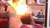 Pieptene, foarfecă și foc. Un frizer folosește o tehnică incendiară, cu care îşi surprinde clienții