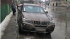 Doi tineri din Capitală, prinşi în timp ce furau dintr-un BMW X3 (VIDEO)