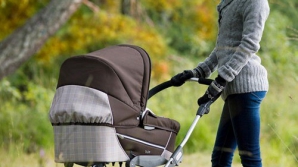 O fetiţă de numai nouă luni a fost victima unui ATAC RASIST. Un bărbat a scuipat-o şi a înjurat-o în plină stradă