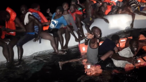 TRAGEDIE în Marea Mediterană. Corpurile neînsufleţite a 74 de migranţi au fost aduse de valuri pe o plajă