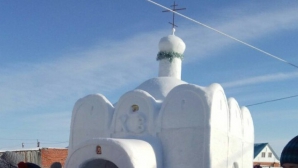 În regiunea Omsk din Rusia a fost construită o biserică din gheață. Localnicii au rămas impresionați