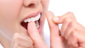 Bine de știut! Când trebuie să folosim aţa dentară. Înainte sau după periaj