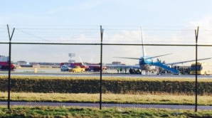 PANICĂ! Trenul de aterizare al unui avion a cedat pe aeroportul din Amsterdam (VIDEO)