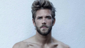 Asemănarea cu Brad Pitt l-a făcut celebru! El e cel mai frumos bărbat din lume, cu privirea tristă