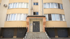 Surprins într-un MOMENT RUŞINOS! Ce a făcut un tânăr în curtea unui bloc din Capitală (VIDEO)