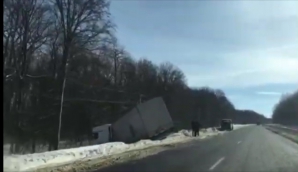 Clipe de groază! Un TIR a ajuns în şanţ pe drumul spre Leuşeni (VIDEO)