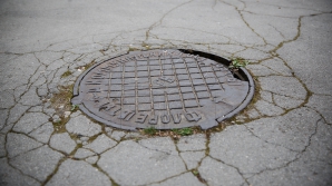 Capacele de canalizare de pe străzile Capitalei, afacere profitabilă pentru hoți