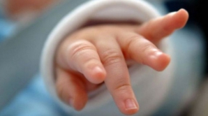 DETALII NOI în cazul COPILULUI VÂNDUT de părinţi. Cine este nemţoaica care a vrut să ia copilul (VIDEO)