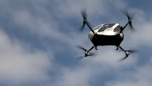 Se deplasează cu o viteză de 160 de kilometri pe oră. Când vor fi lansate dronele care transportă pasageri