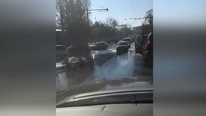 INUNDAŢIE pe o stradă din Capitală! Şoferii sunt îndemnaţi să o evite (VIDEO)