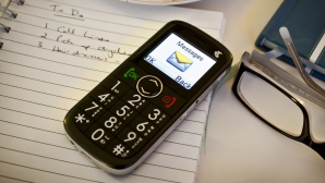 Telefoanele mobile pentru vârstnici, la mare căutare. Avantajele acestor gadgeturi