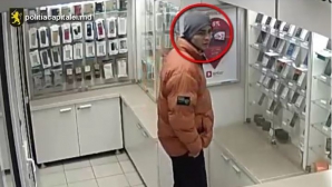 MOMENTUL în care un individ JEFUIEŞTE un vânzător, surprins de camerele de supraveghere (VIDEO)
