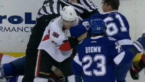 HOCHEI şi BOX pe gheaţă. Mai mulţi jucători s-au luat la pumni aproape de finalul meciului (VIDEO)