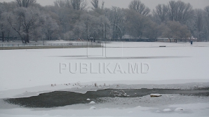Gheaţa de pe lacuri, PERICULOASĂ! Meteorologii avertizează oamenii
