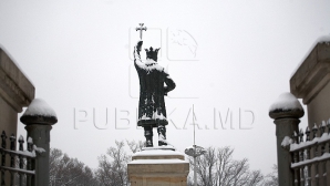 METEO 15 februarie: Ninsori slabe şi polei pe drumuri. Câte grade vor indica termometrele