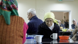 Cu ochii trişti şi sufletul pustiit. DRAMA bătrânilor din Moldova, UITAŢI de copii prin aziluri