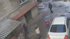 Individul din imagini ESTE CĂUTAT de poliţie. Abordează minori pe stradă şi îi deposedează de lucruri (VIDEO)