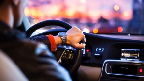 Şapte lucruri pe care le fac şoferii la volan, dar sunt ILEGALE