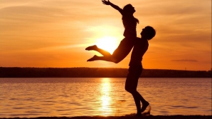 HOROSCOP: Zodii care te înalţă şi zodii care te coboară în dragoste