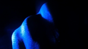 România: O tânără a fost BĂTUTĂ CU SĂLBĂTICIE de un interlop în fața unui club