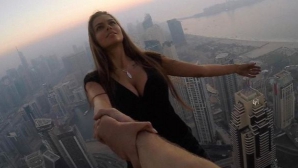 ŞI-A RISCAT VIAŢA pentru un SELFIE! Cine este tânăra care a urcat pe un zgârie-nori din Dubai (VIDEO)