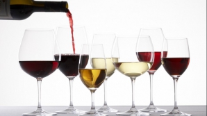 Două autocamioane care transportau peste două TONE DE VIN CONTRAFĂCUT, oprite de către poliţie