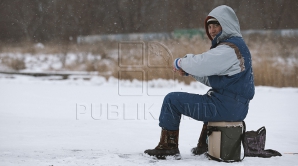 AVERTISMENTELE meteorologilor nu-i sperie! Unii au ieşit să prindă peşte, alţii s-au plimbat cu maşina pe lac