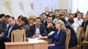 SCANDAL la şedinţa CMC. Care a fost mărul discordiei şi care consilieri şi-au aruncat replici tăioase