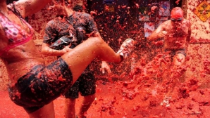 Război cu roșii în Quillon. Bătăușii s-au distrat pe cinste și s-au murdărit din cap până-n picioare