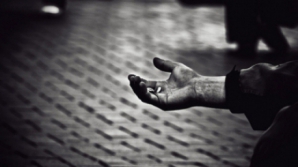 STUDIU: Sărăcia la fel de DĂUNĂTOARE ca fumatul, obezitatea şi diabetul zaharat 