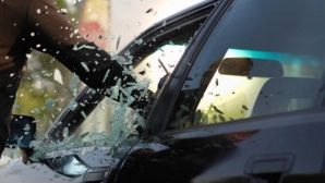 Doi tineri au spart parbrizele la opt automobile şi au furat bunuri în valoare de peste 20.000 lei (VIDEO)