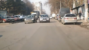 Accident EVITAT la LIMITĂ! Un şofer iese pe contrasens şi este LA UN PAS de a provoca o tragedie (VIDEO)