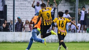 Scene reprobabile la un meci din Cupa Argentinei! Un steward s-a bătut cu un fotbalist