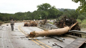 Furtună puternică în Texas. Cinci oameni răniți iar peste o sută de case au fost distruse
