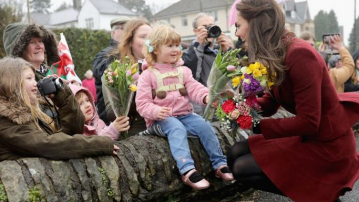 REACŢIA ULUITOARE a lui Kate Middleton când a fost îmbrăţişată de o fetiță (FOTO)