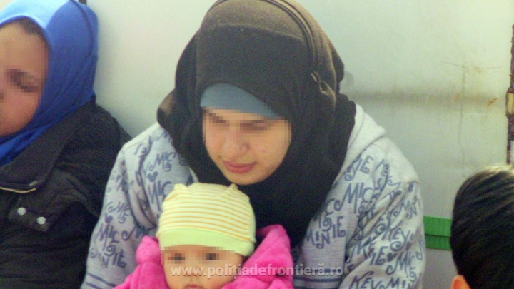 Poliţiştii de frontieră români au salvat 79 de persoane aflate în pericol pe o barcă în Marea Egee (FOTO/VIDEO)