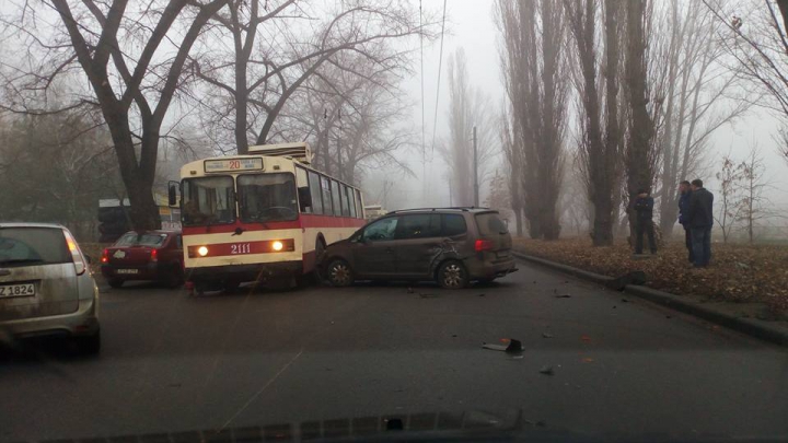 Nu au putut împărţi drumul. Încă un microbuz de rută, implicat în accident (VIDEO)