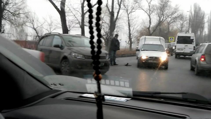 Nu au putut împărţi drumul. Încă un microbuz de rută, implicat în accident (VIDEO)