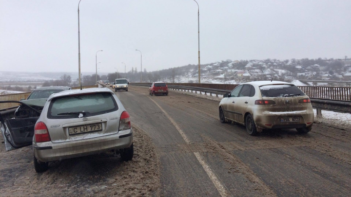 CALVAR pe drumurile naţionale! Două maşini s-au ciocnit frontal pe podul de la Sângera (FOTO)