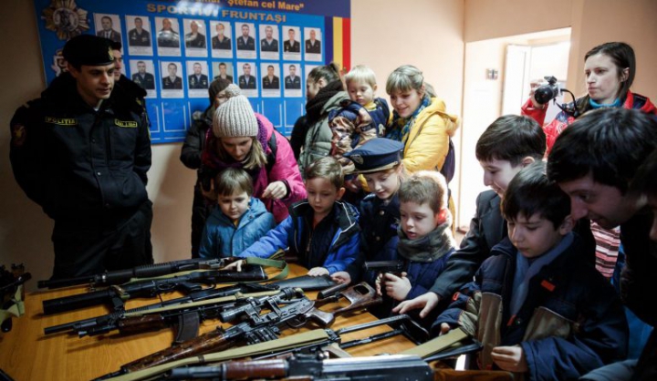 Copii în vizită la Brigada Fulger. Cum au fost impresionaţi de mascaţi (FOTO)