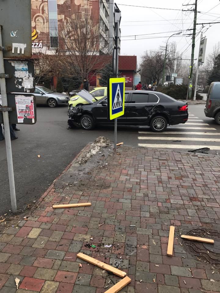 ACCIDENT VIOLENT în Capitală! Un microbuz s-a ciocnit cu un automobil (FOTO/VIDEO)