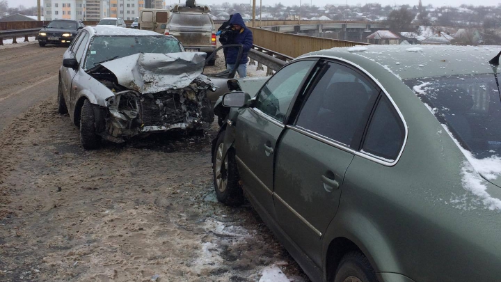 CALVAR pe drumurile naţionale! Două maşini s-au ciocnit frontal pe podul de la Sângera (FOTO)