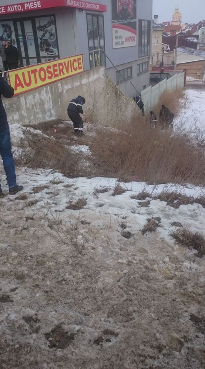 REGLARE DE CONTURI la Stăuceni! Un bărbat, ÎMPUŞCAT MORTAL, iar alţii doi în stare gravă la spital (FOTO)