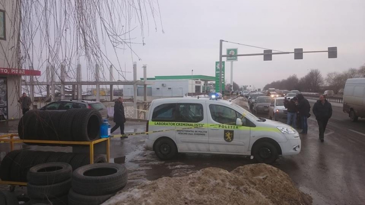 REGLARE DE CONTURI la Stăuceni! Un bărbat, ÎMPUŞCAT MORTAL, iar alţii doi în stare gravă la spital (FOTO)