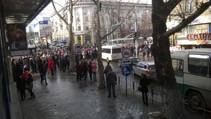 Bulevardul Ştefan cel Mare, BLOCAT! Comercianţii din Piaţa Centrală protestează pentru că procurorii fac controale (FOTO)