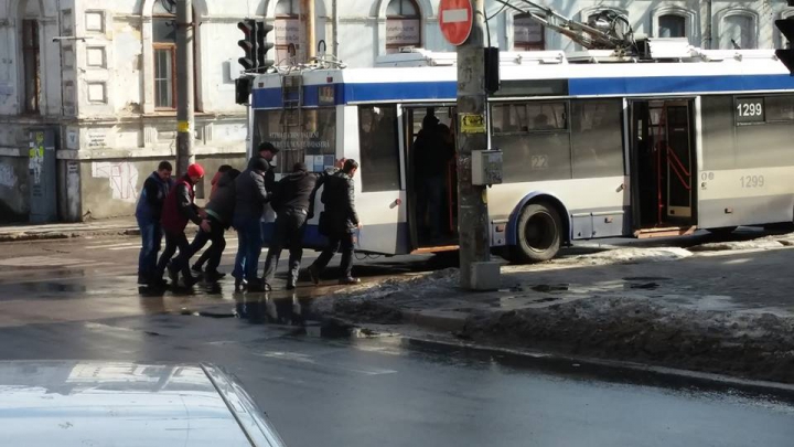 Bulevardul Ştefan cel Mare, BLOCAT! Comercianţii din Piaţa Centrală protestează pentru că procurorii fac controale (FOTO)